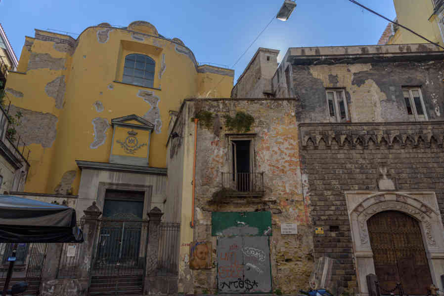 142 - Italia - Nápoles - plazeta Teodoro Monticelli y iglesia de San Demetrio y Bonifacio.jpg